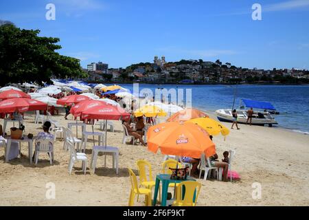 Pessoas São vistas na praia da Ribeira, Região da Penísula de Itapagipe, na cidade de Salvador (BA), nessa segunda-feira 4. (Joá Souza/Futura Press). Stockfoto