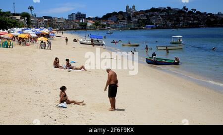 Pessoas São vistas na praia da Ribeira, Região da Penísula de Itapagipe, na cidade de Salvador (BA), nessa segunda-feira 4. (Joá Souza/Futura Press). Stockfoto