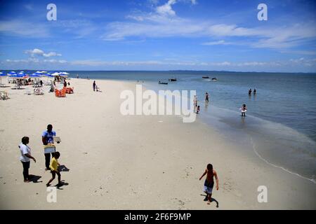 Pessoas São vistas na praia da Ribeira, Região da Penísula de Itapagipe, na cidade de Salvador (BA), nessa segunda-feira 4. (Joá Souza/Futura Press). Stockfoto