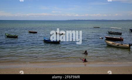 Pessoas São vistas na praia da Ribeira, Região da Penísula de Itapagipe, na cidade de Salvador (BA), nessa segunda-feira 4. (Joá Souza/Futura Press). Stockfoto