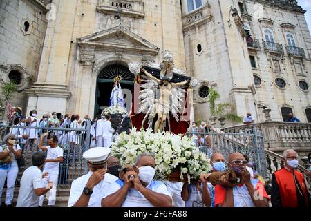 salvador, bahia, brasilien - 1. januar 2021: Bild von Bom Jesus dos Navegantes verlässt die Kirche Nossa Senhora da Conceicao da Praia und geht in einem Jour weiter Stockfoto