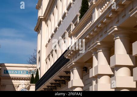 Chester Terrace, Teil der berühmten Nash Terraces am Outer Circle, mit Blick auf den Regent's Park im Zentrum von London, steht unter dem Güteklasse 1. Stockfoto