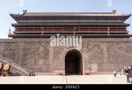 Xian, China - 30. April 2010: Zeremonie am Nordtor der Stadtmauer von Shuncheng. Blick auf das Gebäude oben auf dem Eingangstor in die Steuerung lo Stockfoto