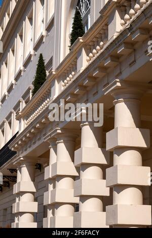 Chester Terrace, Teil der berühmten Nash Terraces am Outer Circle, mit Blick auf den Regent's Park im Zentrum von London, steht unter dem Güteklasse 1. Stockfoto