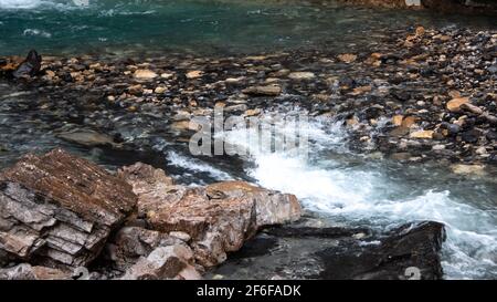 Flache türkisfarbene Wasserschnellen am Fuße der oberen Wasserfälle des Johnston Canyon in Banff, Alberta, Kanada, August 2020. Stockfoto