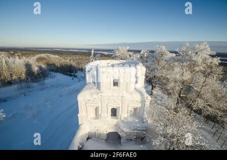 Ein verlassene Steintempel auf einem Hügel. Red Hill. Pinezhsky Bezirk Archangelsk Gebiet Stockfoto