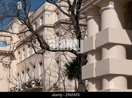 Chester Terrace, Teil der berühmten Nash Terraces am Outer Circle, mit Blick auf den Regent's Park im Zentrum von London, steht unter dem Güteklasse 1. Stockfoto