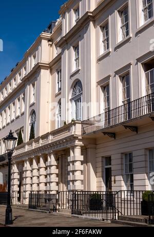 Chester Terrace, Teil der berühmten Nash Terraces am Outer Circle, mit Blick auf den Regent's Park im Zentrum von London, steht unter dem Güteklasse 1. Stockfoto