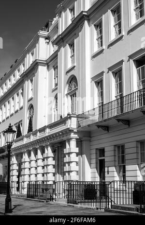 Chester Terrace, Teil der berühmten Nash Terraces am Outer Circle, mit Blick auf den Regent's Park im Zentrum von London, steht unter dem Güteklasse 1. Stockfoto