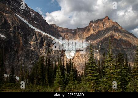 Morgenaufnahme des Angel Glacier oder Ghost Glacier von der Mount Edith Cavell Meadows Wanderung in den kanadischen rockies im Jasper National Park, Alberta. Stockfoto