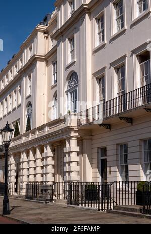 Chester Terrace, Teil der berühmten Nash Terraces am Outer Circle, mit Blick auf den Regent's Park im Zentrum von London, steht unter dem Güteklasse 1. Stockfoto