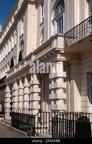 Chester Terrace, Teil der berühmten Nash Terraces am Outer Circle, mit Blick auf den Regent's Park im Zentrum von London, steht unter dem Güteklasse 1. Stockfoto