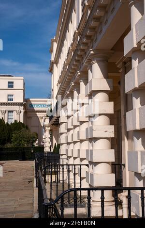 Chester Terrace, Teil der berühmten Nash Terraces am Outer Circle, mit Blick auf den Regent's Park im Zentrum von London, steht unter dem Güteklasse 1. Stockfoto