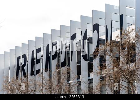 Madrid, Spanien - 7. März 2021: Modernes Bürogebäude. Repsol Headquarters oder Campus Repsol in der Mendez Alvaro Street. Repsol ist eine spanische Energie und pe Stockfoto