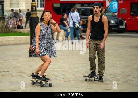 London, Großbritannien. März 2021, 31st. Wolkiger warmer Tag auf dem Trafalgar Square am letzten Tag im März. Kredit: JOHNNY ARMSTEAD/Alamy Live Nachrichten Stockfoto