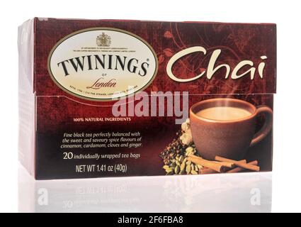 Winneconne, WI - 31 März 2021: Ein Paket von Twinings Tee in Chai Geschmack auf einem isolierten Hintergrund Stockfoto