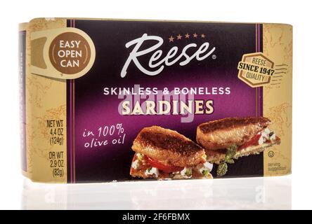 Winneconne, WI - 31. März 2021: Ein Paket von Reese skinless adn boneless Sardinen auf einem isolierten Hintergrund Stockfoto