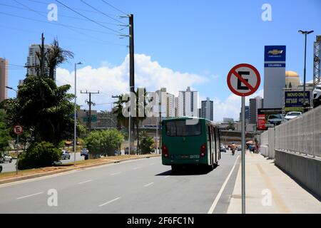 salvador, bahia, brasilien - 30. dezember 2020: Verkehrszeichen weist darauf hin, dass das Parken auf der Straße in der Stadt Salvador verboten ist. *** Lokale Bildunterschrift ** Stockfoto