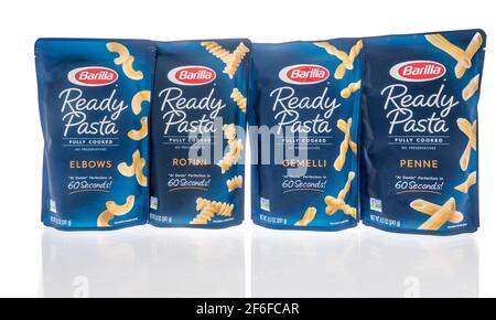 Winneconne, WI - 31 März 2021: Ein Paket von Barilla bereit Pasta vollständig auf einem isolierten Hintergrund gekocht Stockfoto