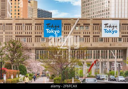 tokio, japan - 25 2021. märz: Werbeplakate, die die Stadt Tokio beworben und behaupten, dass alt und neu auf die Wolkenkratzer der Tokioter Metropolitan Government Bui trifft Stockfoto