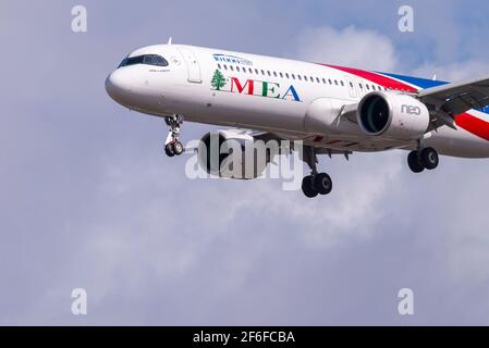 MEA Middle East Airlines Airbus A321neo Jet-Linienflugzeug T7-ME3 im Finale, das bei sonnigem Wetter am Flughafen London Heathrow in Großbritannien landen wird. 10000. A320 Stockfoto