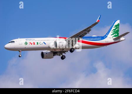 MEA Middle East Airlines Airbus A321neo Jet-Linienflugzeug T7-ME3 im Finale, das bei sonnigem Wetter am Flughafen London Heathrow in Großbritannien landen wird. 10000. A320 Stockfoto