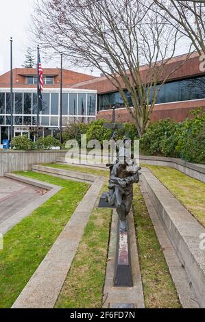 „Children Playing Train at the Switch“ von Richard Beyer auf einer abgestuften Anordnung auf dem City Hall Plaza in Auburn, Washington. Stockfoto