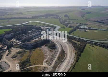 Luftaufnahme des verwelkenden Zementsteinbruchs in der Nähe von shoreham ON Meer Stockfoto