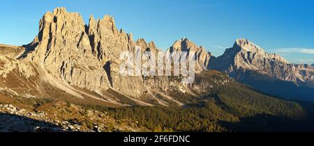 Morgenpanorama von Cima Ambrizzola, Croda da Lago und Le Tofane Gruppe, Dolomiten, Italien Stockfoto