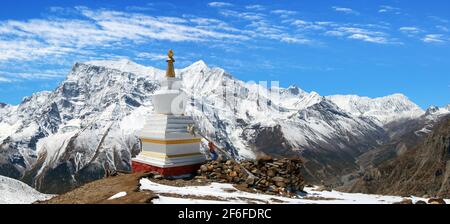 Panoramablick auf Annapurna 2 II, 3 III, 4 IV, Ganggapurna und Khangsar Kang, Annapurna-Bereich mit Stupa, Weg zum Thorung La Pass, rund Annapurna circ Stockfoto