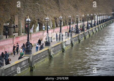 London, Großbritannien. 31. März 2021. Die Menschen gehen an der COVID-19 Memorial Wall am Embankment im Zentrum von London vorbei, die mit Herzen bemalt wurde, um an die mehr als 145.000 Menschen zu erinnern, die in Großbritannien an dem Coronavirus gestorben sind. Bilddatum: Mittwoch, 31. März 2021. Bildnachweis sollte lauten: Matt Crossick/Empics/Alamy Live News Stockfoto