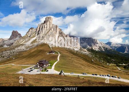 Passo Giau bei Cortina d Ampezzo und Mout Ra Gusela und Nuvolau, Dolomiten, Italien Stockfoto