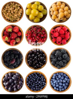 Rote, schwarze, blaue und gelbe Lebensmittel. Früchte und Beeren in Holzschüssel isoliert auf weiß. Süße und saftige Beeren mit Platz für Text. Collage aus Diff Stockfoto