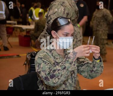Norfolk VA, 31. März 2021- EINE medizinische Frau der Marine überprüft den COVID-19-Impfstoff während der offiziellen Eröffnung des Community Vaccine Center in Norfolk, VA. Patsy Lynch/MediaPunch Stockfoto