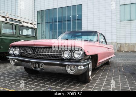 Pink Cadillac, CoupédeVille, geparkt vor der Turner Gallery, Martgate, Kent, Großbritannien Stockfoto