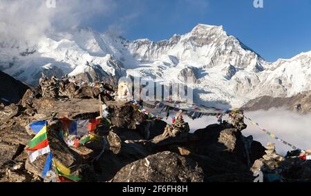 Blick vom Gokyo Ri auf den Berg Gyachung Kang 7952m mit Gebetsfahnen in der Nähe von Cho Oyu, Weg zum Basislager Cho Oyu, Gokyo-Tal, Sagarmatha-Nationalpark, Khum Stockfoto