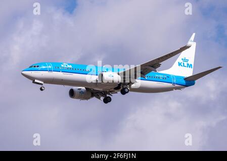 KLM Royal Dutch Airlines Boeing 737 Jet-Linienflugzeug PH-BXY im Finale auf dem Flughafen London Heathrow, Großbritannien bei sonnigem Wetter landen. Niederländische Fluggesellschaft Stockfoto