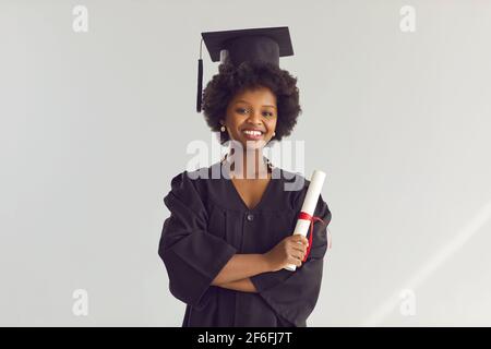 afroamerikanischer Gymnasiast mit Abschlusszeugnis Portrait Stockfoto