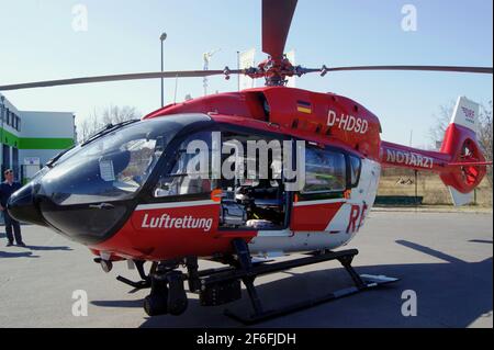 Der Hubschrauber Christoph Berlin D-HDSD, Airbus Helicopters H145, der Deutschen Rettungsflugwacht DRF am 31. März 2021 in Berlin-Spandau Stockfoto