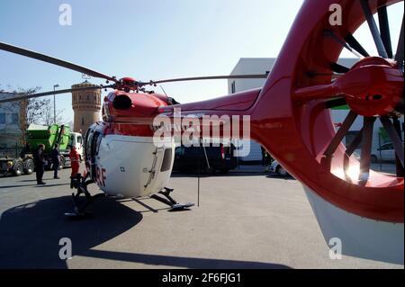 Der Hubschrauber Christoph Berlin D-HDSD, Airbus Helicopters H145, der Deutschen Rettungsflugwacht DRF am 31. März 2021 in Berlin-Spandau Stockfoto