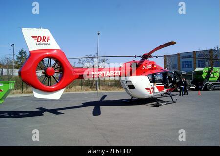 Der Hubschrauber Christoph Berlin D-HDSD, Airbus Helicopters H145, der Deutschen Rettungsflugwacht DRF am 31. März 2021 in Berlin-Spandau Stockfoto