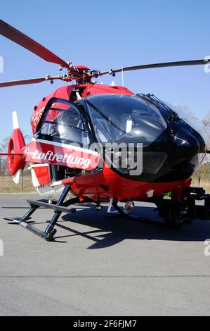 Der Hubschrauber Christoph Berlin D-HDSD, Airbus Helicopters H145, der Deutschen Rettungsflugwacht DRF am 31. März 2021 in Berlin-Spandau Stockfoto