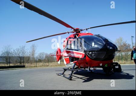 Der Hubschrauber Christoph Berlin D-HDSD, Airbus Helicopters H145, der Deutschen Rettungsflugwacht DRF am 31. März 2021 in Berlin-Spandau Stockfoto