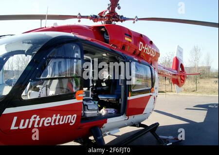 Der Hubschrauber Christoph Berlin D-HDSD, Airbus Helicopters H145, der Deutschen Rettungsflugwacht DRF am 31. März 2021 in Berlin-Spandau Stockfoto