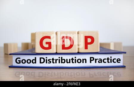 BIP, Symbol für gute Verteilungspraxis. Konzeptworte "GDP, gute Verteilungspraxis" auf Kuben auf einem schönen weißen Hintergrund. Business und GDP, Go Stockfoto