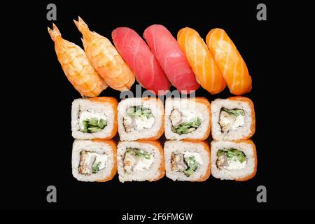 Sushi-Brötchen mit Lachs, Aal, Philadelphia-Käse, rotem Kaviar, Tobiko-Kaviar, Gurke, chuka. Lachs nigiri, Thunfisch nigiri, Garnelen nigiri. Isoliert Stockfoto