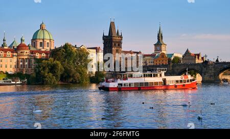 Karlsbrücke über die Moldau in Prag, Tschechische Republik Stockfoto