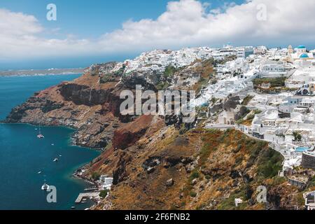 Panoramablick auf Oia, ein kleines Dorf am Rande der Caldera, bei Tag, Santorini, Griechenland Stockfoto