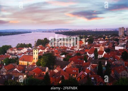 Wunderschöner Sonnenuntergang über der Donau und den Dächern der Stadt, Zemun, Belgrad, Serbien Stockfoto