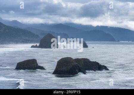 Am Cannon Beach, Oregon, stapelt sich das Meer im Nebel Stockfoto